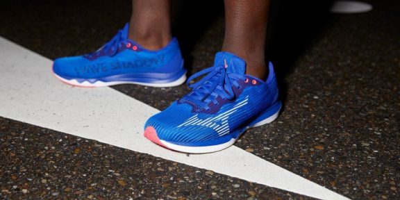 Soutěž: vyhrajte namakané tempovky Mizuno Wave Shadow 4 &#8211; UKONČENO