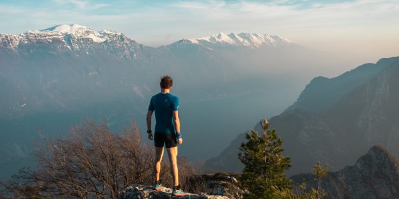 Recenze: Compressport TRAIL POSTURAL SS TOP M &#8211; Špičkový celorozepínací dres s integrovaným free beltem