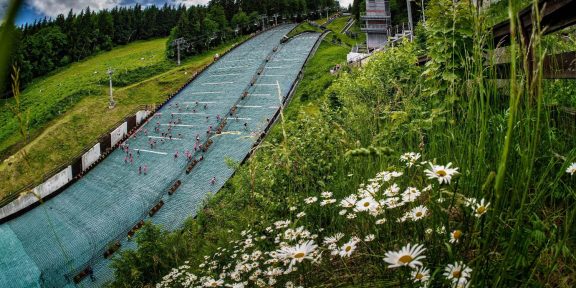 Skokanský můstek zdola nahoru? Tvrdá běžecká dřina Red Bull 400 se vrací do Liberce