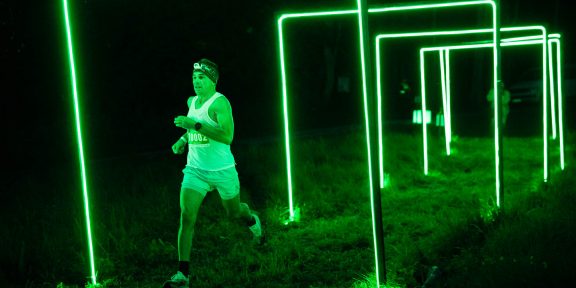 Noční závod Běhej lesy Boletice zakončily běžeckou lesáckou sezonu s více než tisícovkou běžců