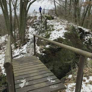 Na vrchol Dědka vás čeká i řada mostků a schodů.