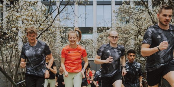 Bežecká komunita adidas Runners se poprvé utká s elitními běžci, podpořit je můžete i vy!