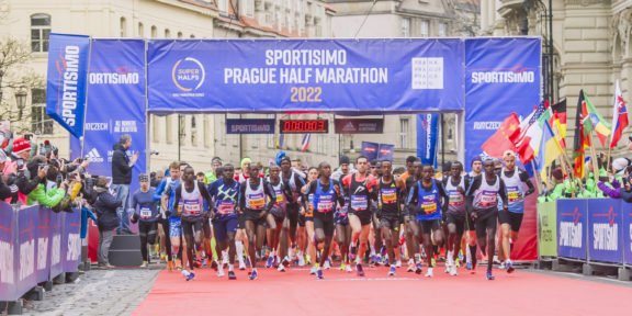 Sportisimo 1/2Maraton Praha ovládli Keňané Renju a Jepleting. Elitní atlety trápila zima a silný vítr