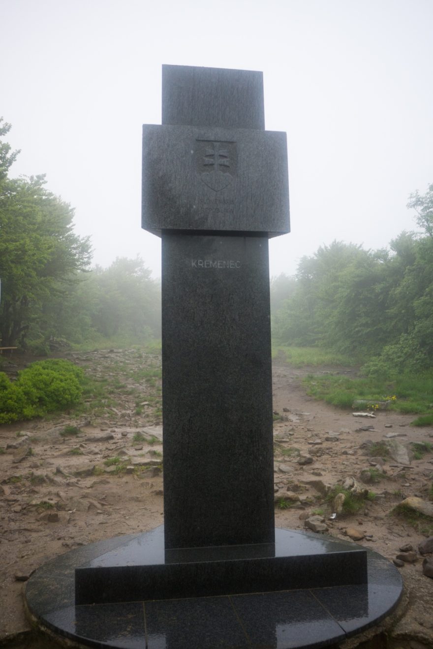 Kremenec (1 221 m n. m.) je najvyšším vrchom v Národnom parku Poloniny ako aj v Bukovských vrchoch. Kremenec je tiež najvyšším bodom okresu Snina, regiónu Horný Zemplín, ako aj celého Zemplína. Na Kremenci sa nachádza najvýchodnejší bod Slovenska. Národný park Poloniny na východe Slovenska je jedinečné územie, ktoré v sebe spája označenie Svetové dedičstvo UNESCO a Biosférická rezervácia UNESCO a pýšia sa taktiež prestížnym Diplomom Rady Európy. Poloniny sú súčasťou prvej trojstrannej biosférickej rezervácie na svete, spolu s Poľskom a Ukrajinou. Biosférické rezervácie sú oblasti s bohatou endemickou flórou a faunou, ktorých cieľom je skúmať vzťahy medzi človekom a prírodou a napomáhať tak trvalo udržateľnému životu a rozvoju. Zastrešuje ich Medzinárodný program UNESCO „Človek a Biosféra“. V súčasnosti je Národný park Poloniny známy tým, že je to jediné územie na Slovensku, kde vo voľnej prírode žije zubor hrivnatý. Zubor je najväčší európsky suchozemský cicavec. V súčasnosti sú v územnej pôsobnosti Národného parku Poloniny 2 čriedy. Jedna črieda sa zdržiava v území nad Vodárenskou nádržou Starina. Druhá črieda migrovala na Slovensko z Poľska v marci 2015 a odvtedy sa zdržuje medzi obcami Osadné, Hostovice, Vyšná Jablonka, Pčoliné.