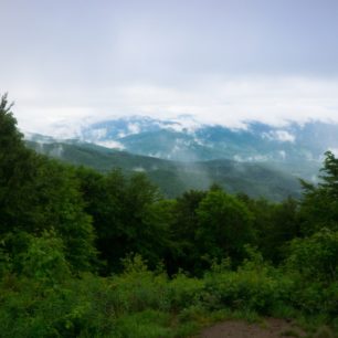 Jeden z mála výhľadov v daždivom dni v Poloninách z vrchu Kruhliak (1 100,6 m n. m.). Prechádza ním slovensko-poľská štátna hranica. Vrch je v oblasti, ktorá je z pohľadu svetelného znečistenia najtmavšou oblasťou na Slovensku. Samotný vrchol je z väčšej časti zalesnený, ale poskytuje dobrý výhľad smerom na slovenskú stranu do Ruskej kotliny