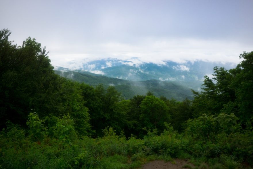 Jeden z mála výhľadov v daždivom dni v Poloninách z vrchu Kruhliak (1 100,6 m n. m.). Prechádza ním slovensko-poľská štátna hranica. Vrch je v oblasti, ktorá je z pohľadu svetelného znečistenia najtmavšou oblasťou na Slovensku. Samotný vrchol je z väčšej časti zalesnený, ale poskytuje dobrý výhľad smerom na slovenskú stranu do Ruskej kotliny