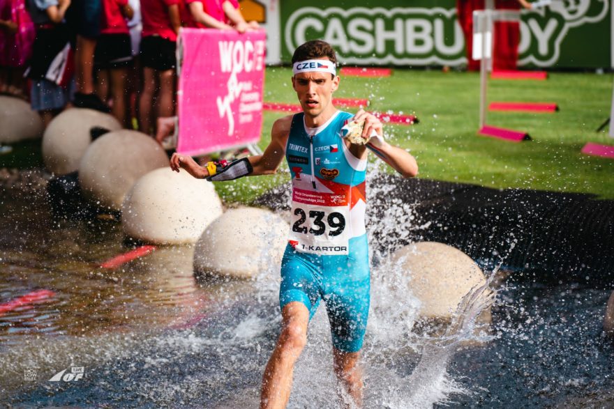 Tomáš Křivda při překonávání vodního příkopu na sprintu. Foto: IOF / William Hollowell