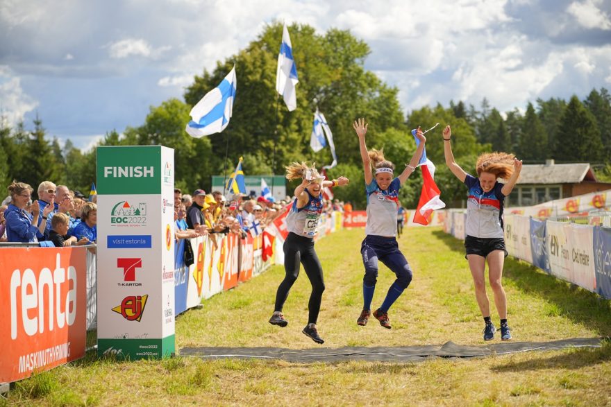 České trio Vendula Horčičková, Adéla Finstrlová a Tereza Janošíková překvapilo na Mistrovství v orientačním běhu v Estonsku druhou příčkou.