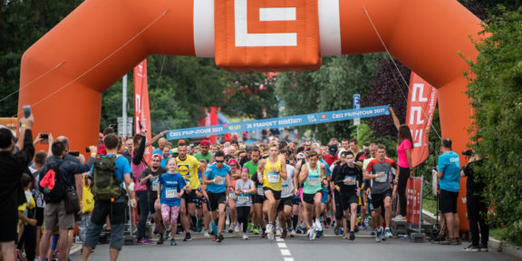 Největší závod letošní sezóny míří do Prahy: rodinná běžecká série ČEZ RunTour rozběhá pražský park Ladronka