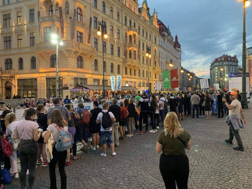 Skvělá divácká kulisa během celého závodu. Foto: Jan Picek