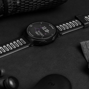 Oproti hodinkám Coros Pace Watch, z kterých nový model částečně vychází, nemají barometr