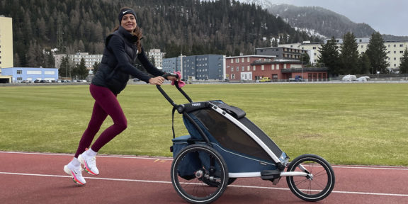 S miminkem zpět do kondice. Cvičení po porodu a co radí atletka Kristiina Mäki?