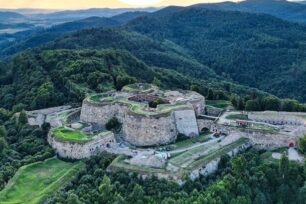 Letní výběh s partou kamarádů po okolí polské pevnosti Srebrna Gora