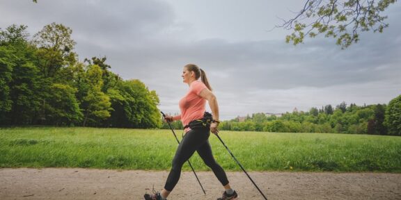 Nordic Walking pro běžce: když hole dávají smysl