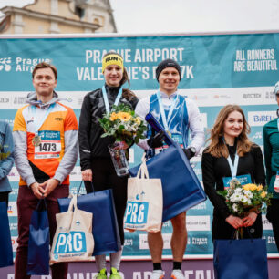 Slavnostní předávání cen nejlepší trojici druhého startu. Vítězové Glen Taylor (24:52) a Jana Kovandová (27:40)