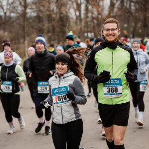 Běžci v parku Stromovka.