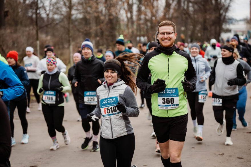 Běžci v parku Stromovka.