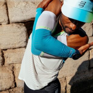 Návleky na ruce ArmForce jsou přesně tím kouskem výbavy, který v batohu nezabere žádné místo, ale na trati vám zachrání tepelný komfort.