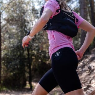 Zatímco silniční verze (Run) je k dispozici v pánském střihu, trailová varianta (Trail) počítá s ergonomií pro obě pohlaví.