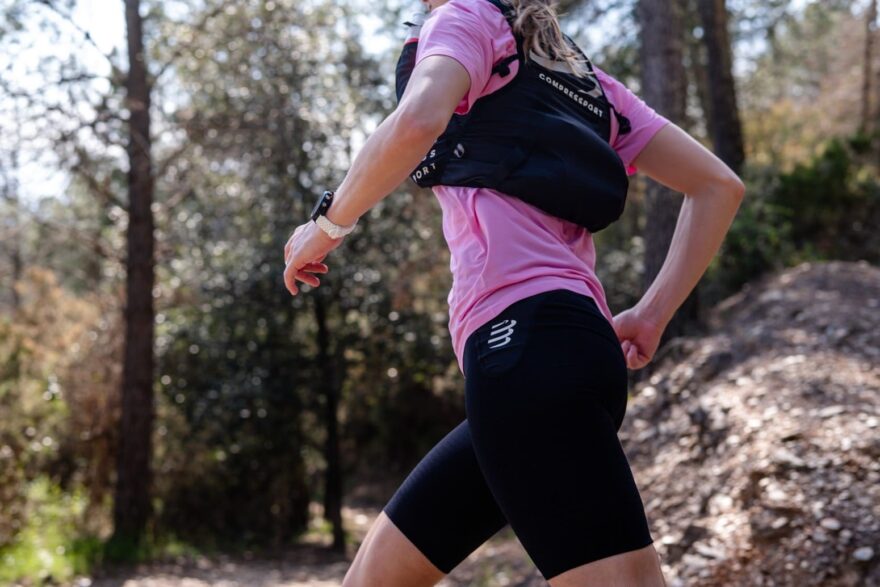 Zatímco silniční verze (Run) je k dispozici v pánském střihu, trailová varianta (Trail) počítá s ergonomií pro obě pohlaví.