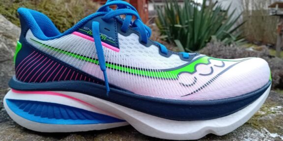 Recenze: SAUCONY ENDORPHIN AZURA – rychlost, stabilita a pohodlí v rovnováze