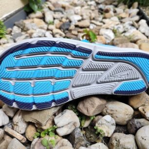 Podrážka by správně měla být pružná všemi směry.