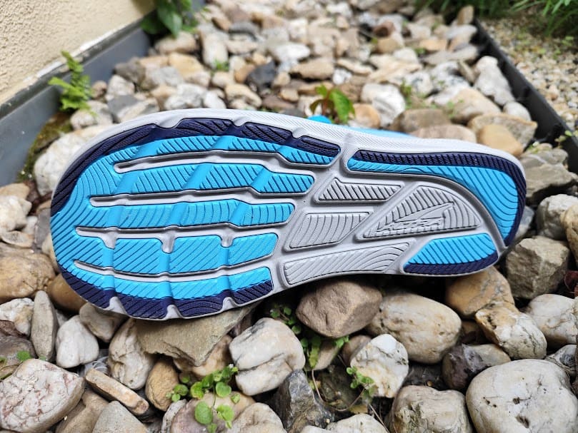 Podrážka by správně měla být pružná všemi směry.