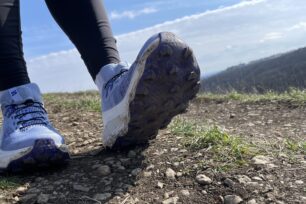 VYHRAJ JEDNU Z NEJPOHODLNĚJŠÍCH TRAILOVEK VŮBEC! Soutěžíme o dva páry Salomon Ultra Glide 4