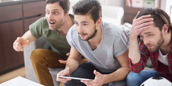 Druhá obrazovka, živé kurzy a nová pravidla hry: jak streaming proměnil české sázení