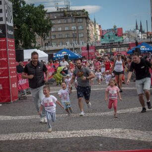 Oslava týmového ducha, pohybu a přátelství - to je Pražská štafeta! Vem kolegy, kámoše nebo rodinu a užij si jeden z nejoblíbenějších letních běhů