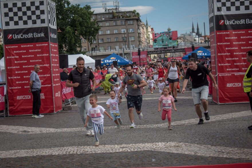 Oslava týmového ducha, pohybu a přátelství - to je Pražská štafeta! Vem kolegy, kámoše nebo rodinu a užij si jeden z nejoblíbenějších letních běhů