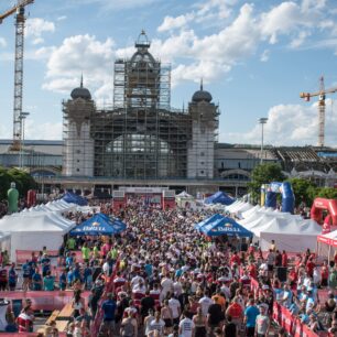 Oslava týmového ducha, pohybu a přátelství - to je Pražská štafeta! Vem kolegy, kámoše nebo rodinu a užij si jeden z nejoblíbenějších letních běhů