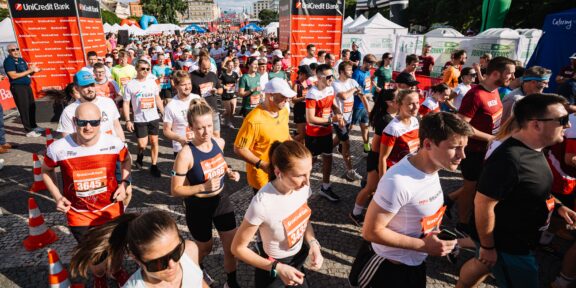 Oslava týmového ducha, pohybu a přátelství – to je Pražská štafeta! Vem kolegy, kámoše nebo rodinu a užij si jeden z nejoblíbenějších letních běhů