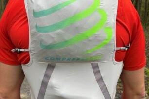 Recenze: Compressport UltRun Evo 10 Pack – pěkně obepne tělo, nikde neškrtí