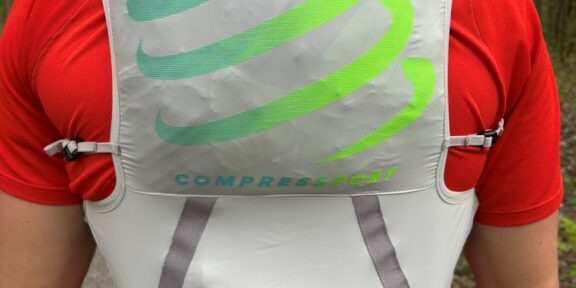 Recenze: Compressport UltRun Evo 10 Pack – pěkně obepne tělo, nikde neškrtí