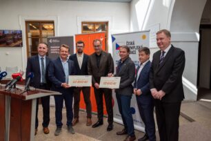 Orienťák ve Sněmovně vynesl dětem na sport 107 tisíc korun