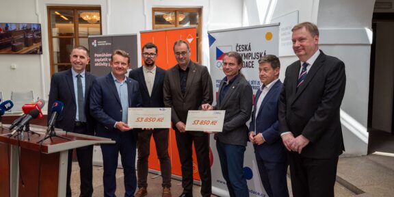 Orienťák ve Sněmovně vynesl dětem na sport 107 tisíc korun
