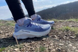Recenze: Salomon Ultra Glide 4 – trailová univerzálka, která miluje ultra i technické seběhy