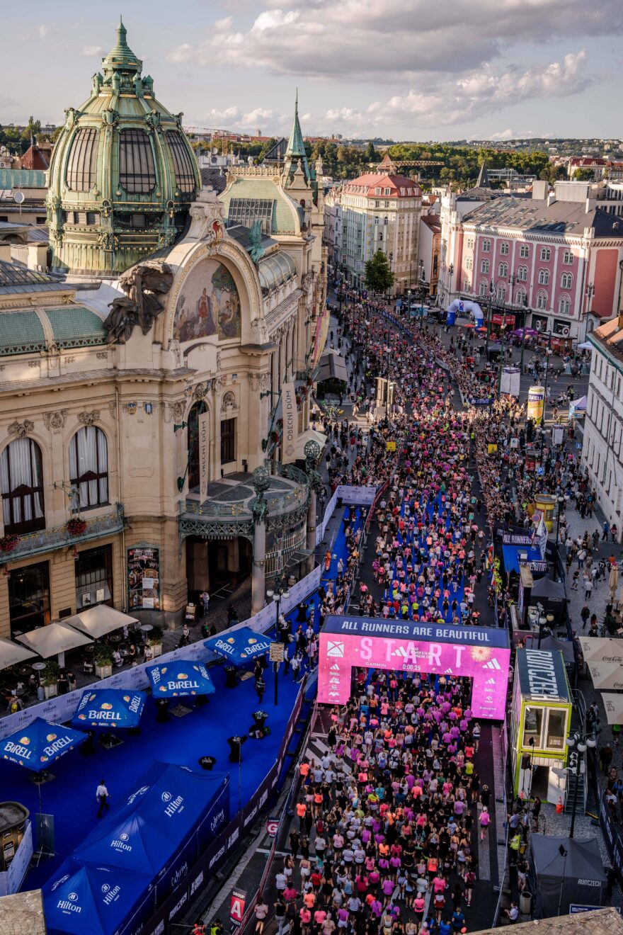 Ráda běháš, ale z velkých závodů máš respekt? Zažij unikátní atmosféru Adidas běhu pro ženy!