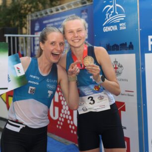 Bronzová Lucie Dittrichová (vpravo) s čtvrtou Terezou Rauturier (vlevo) Foto: Petr Kadeřávek, Český orienťák