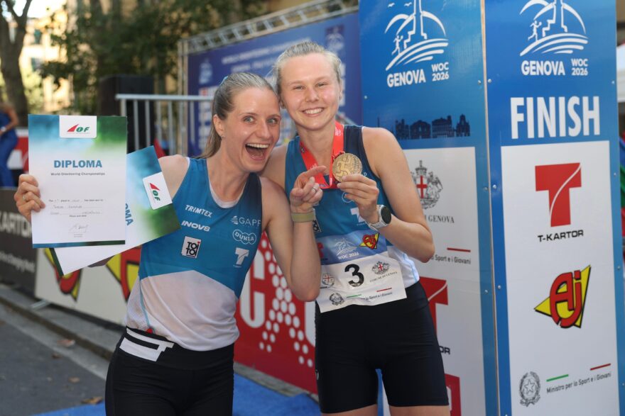 Bronzová Lucie Dittrichová (vpravo) s čtvrtou Terezou Rauturier (vlevo) Foto: Petr Kadeřávek, Český orienťák