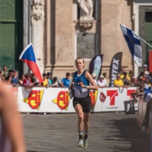 Finišmenka štafety Lucie Dittrichová na doběhu