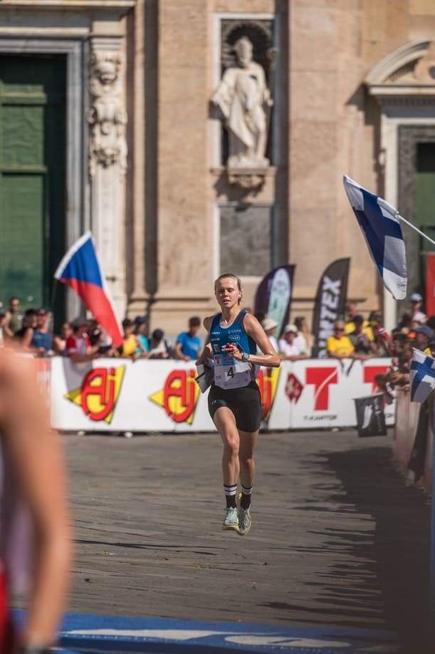 Finišmenka štafety Lucie Dittrichová na doběhu