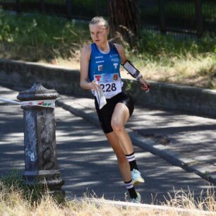 Lucie Dittrichová na trati dopolední kvalifikace Foto: Petr Kadeřávek, Český orienťák