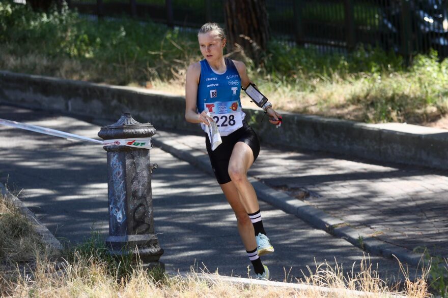 Lucie Dittrichová na trati dopolední kvalifikace Foto: Petr Kadeřávek, Český orienťák