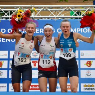 Stupně vítězek sprintu na světovém šampionátu v orientačním běhu 2026. Zleva - Pia Young Vik, Simona Aebersold a Lucie Dittrichová. Foto: Petr Kadeřávek, Český orienťák