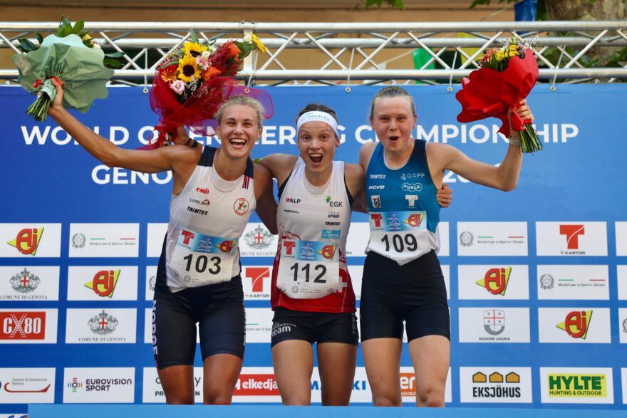 Stupně vítězek sprintu na světovém šampionátu v orientačním běhu 2026. Zleva - Pia Young Vik, Simona Aebersold a Lucie Dittrichová. Foto: Petr Kadeřávek, Český orienťák
