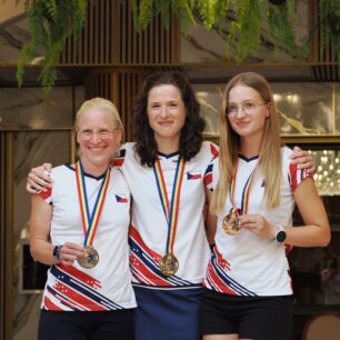 České ženy Martina Jansová, Lucie Matulová a Věra Staňková na stupních vítězů po první klasické trati