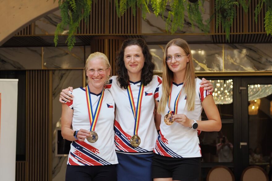 České ženy Martina Jansová, Lucie Matulová a Věra Staňková na stupních vítězů po první klasické trati