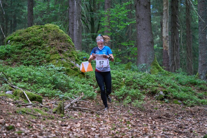 Světový pohár v orientačním běhu 2026: Bronz Terezy Rauturier a pět Češek v top 20. Závod na dlouhé trati ve Vyšším Brodě přinesl domácímu týmu skvělé výsledky. Foto: Petr Háp
